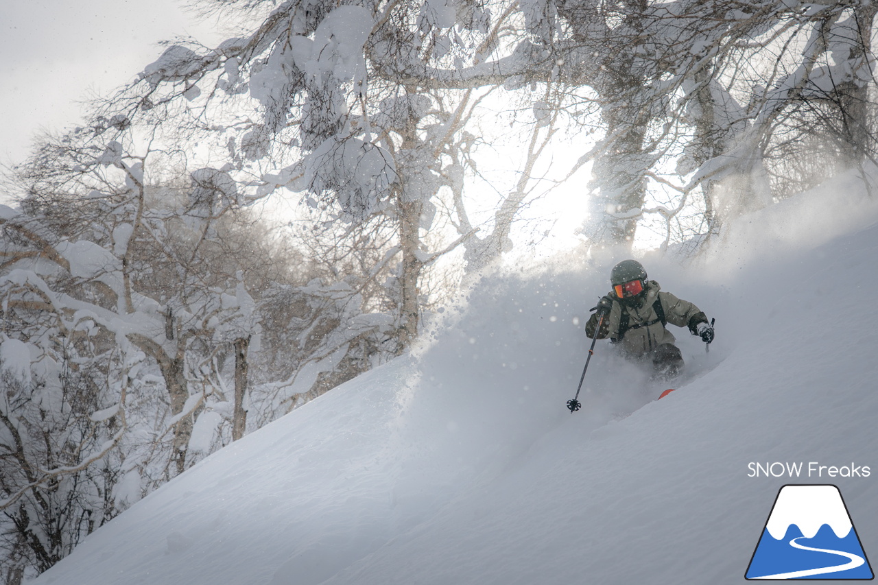 サッポロテイネ｜プロスキーヤー・中西太洋さんが、今季 SNOW Freaks 初登場。コンディション良好なゲレンデ＆パウダーを滑る、そして、撮る！